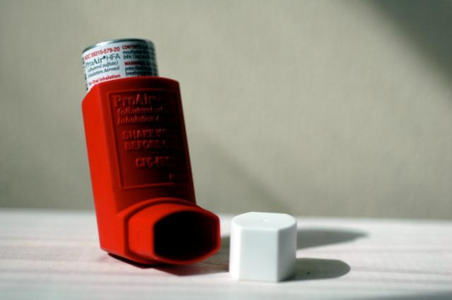 Un inhalador para el tratamiento del asma.