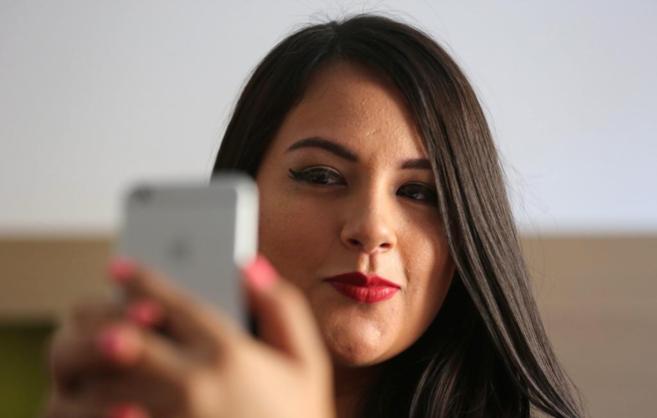 Una joven se saca un 'selfie' con su telfono mvil.