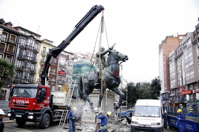 Retirada de la estatua ecuestre de Francisco Franco en  2008 en...