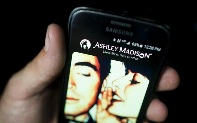 Un hombre emplea la app de Ashley Madison en su telfono mvil.