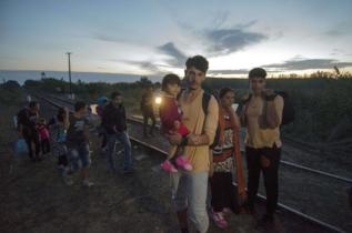 Una familia, en la frontera entre Serbia y Hungra.