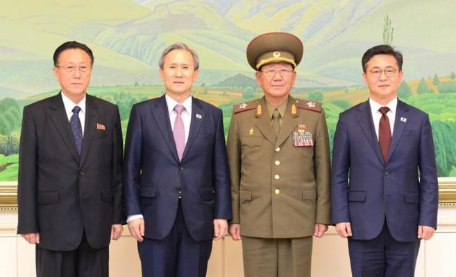 Los artífices norcoreanos y surcoreanos del acuerdo, tras la firma...