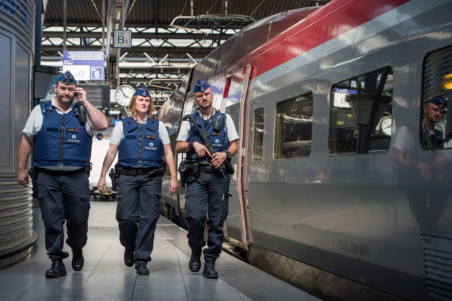 Policías patrullan los andenes junto a un tren Thalys, en Bruselas.