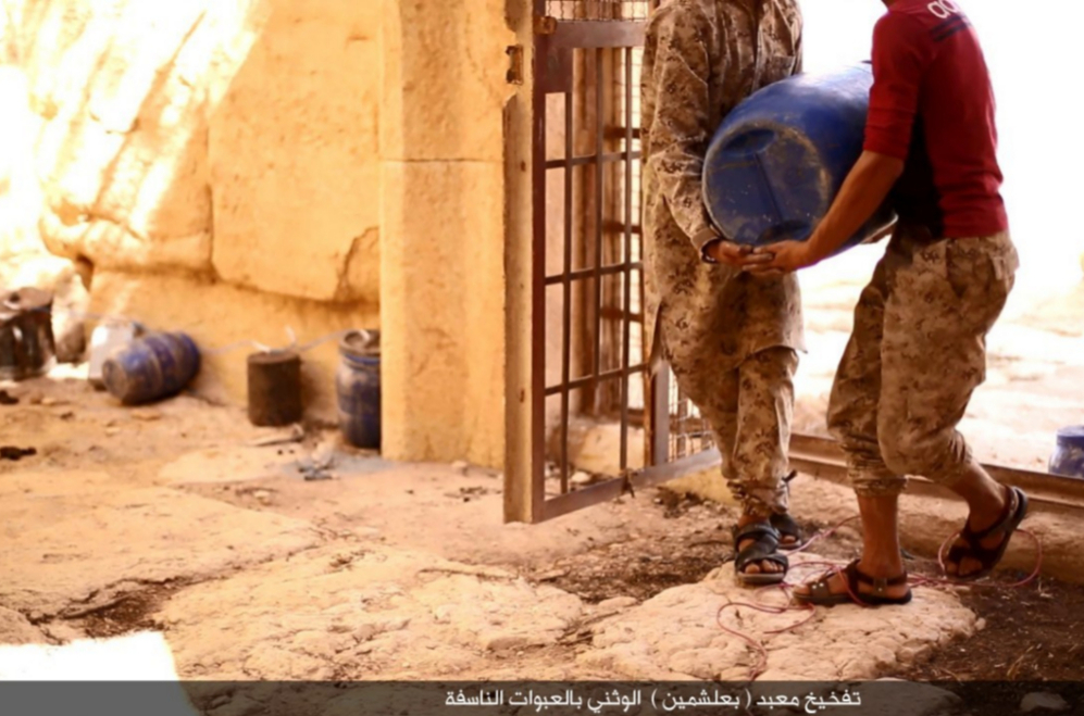 Dos yihadistas, en el templo de Baal Shamin, en la localidad siria de...