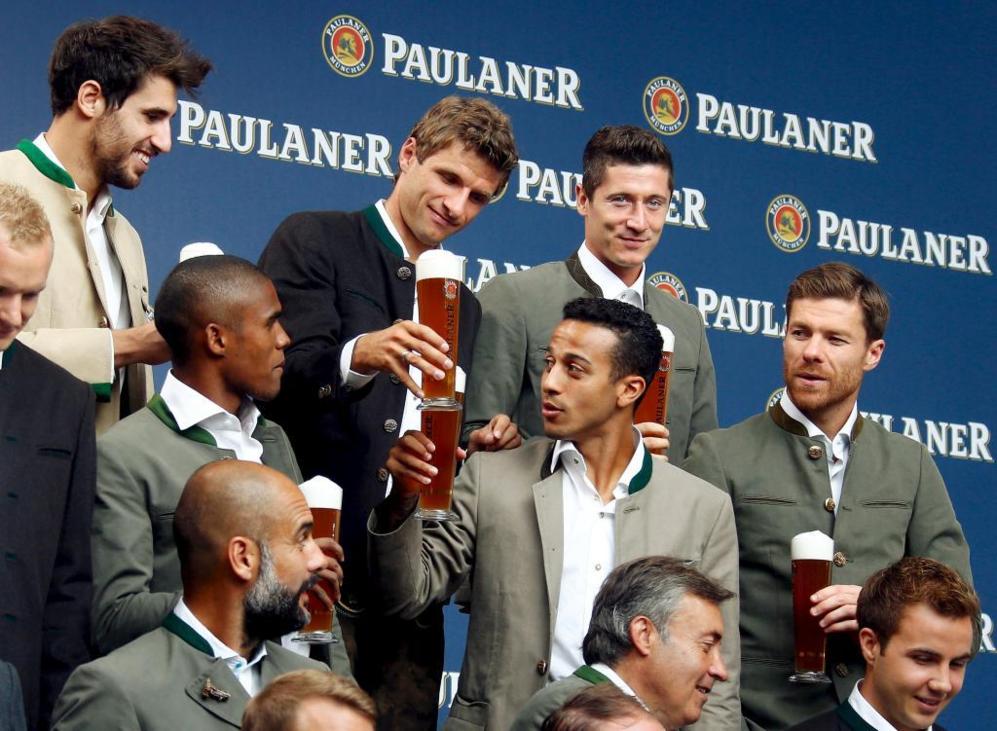 Los jugadores del Bayern, con una cerveza, como calentamiento para el...