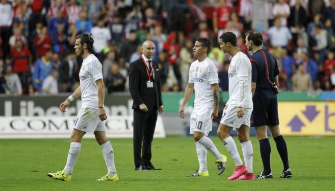 Los jugadores del Madrid se retiran tras el partido ante el Sporting...
