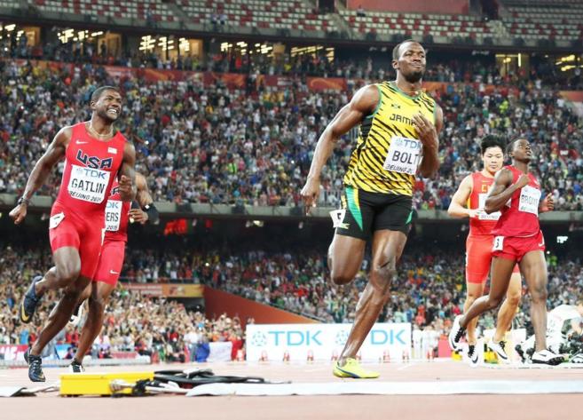 Usain Bolt tras vencer el la prueba de 100m por delante de Gatlin