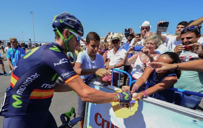Alejandro Valverde firma autgrafos durante la 5 etapa.