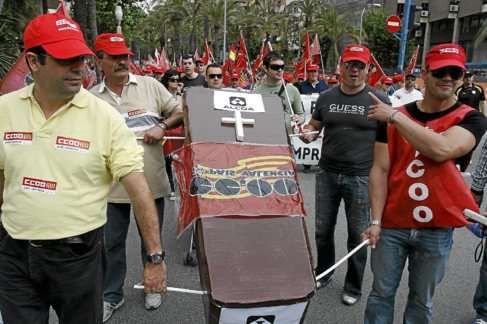 Trabajadores de Alcoa exhiben un atad durante la manifestacin del...