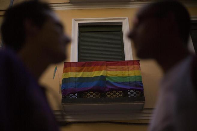 La bandera gay, colgada en un balcn de Madrid.