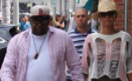 Bobby Brown y su esposa, la productora Alicia Etheredge, paseando por...