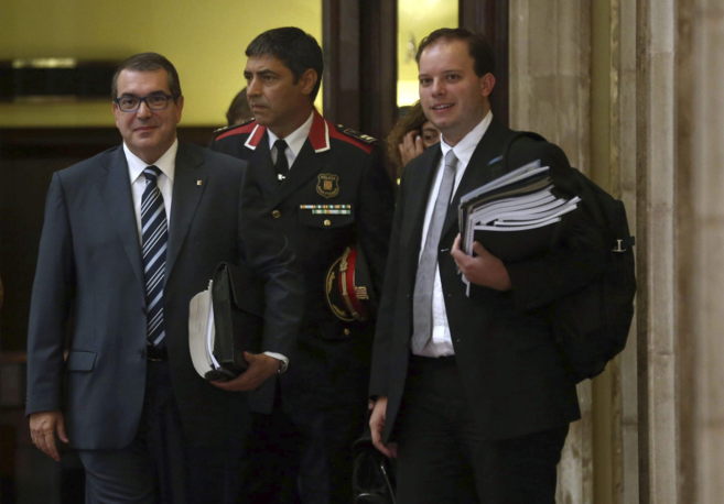 El conseller de Interior, Jordi Jan, y el comisario jefe de los...