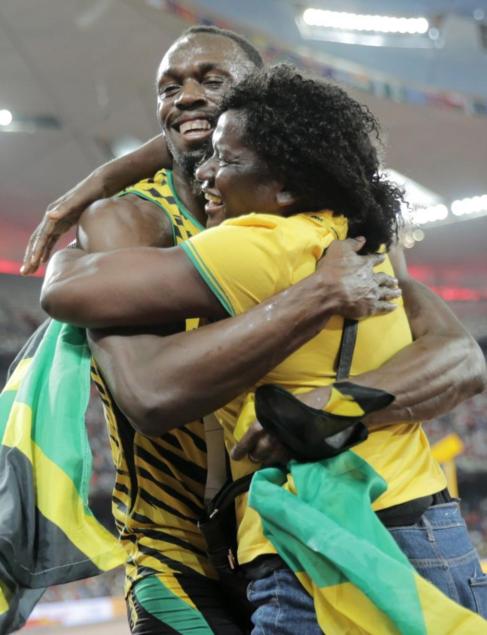 Bolt se abraza a su madre Jennifer, tras la final de los 100