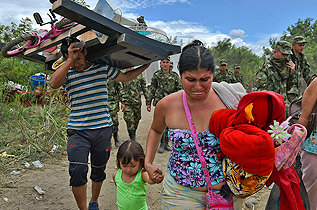 Colombianos regresan a su pas ante el temor a una deportacin.