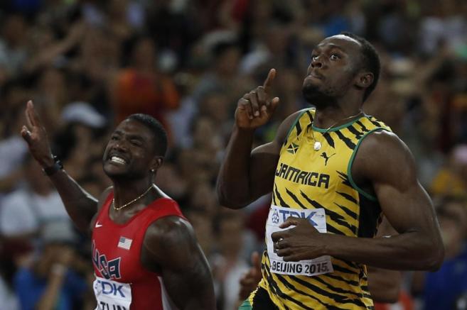 Bolt y Gatlin, en la llegada a meta en la final de los 100 metros.