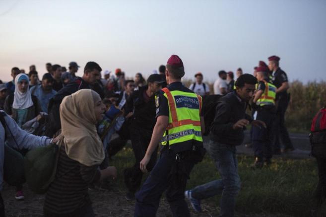 Decenas de refugiados huyen de la polica para evitar ser...