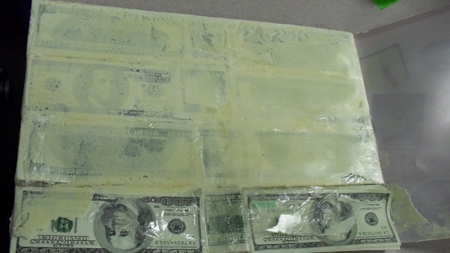 Billetes falsos de 100 dlares confiscados en el aeropuerto de Miami.