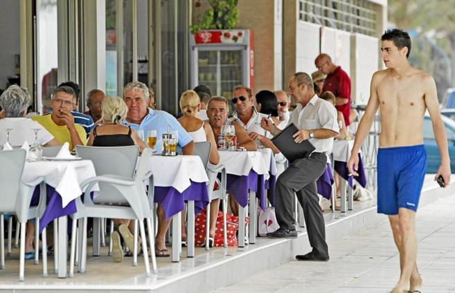 Turistas comiendo en un local de restauracin