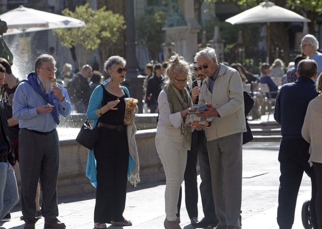 Turistas en la Plaza de la Virgen de Valencia.