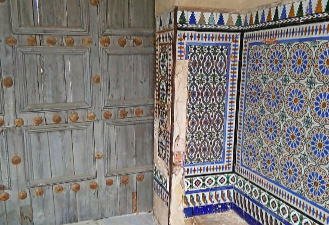 Estado de uno de los paos de azulejos en el Monasterio de la...
