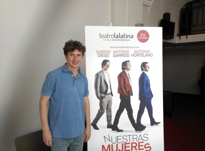 Gabino Diego junto al cartel de su prxima obra de teatro,...