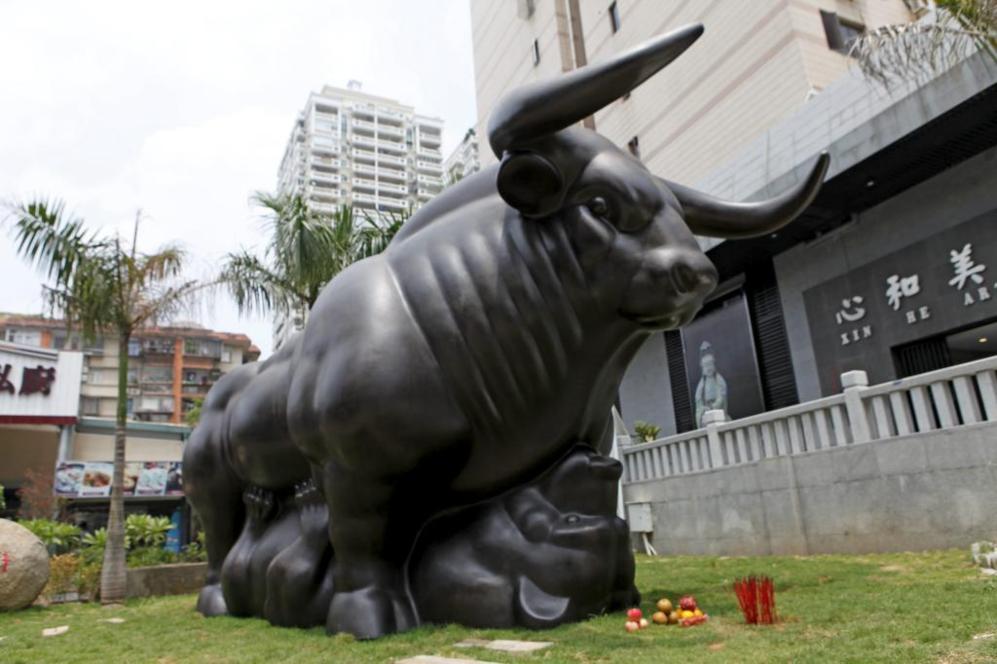 La estatua  del 'toro encima del oso' al que rezan los...
