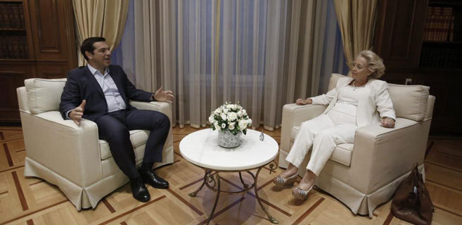 Alexis Tsipras y Vasilik Zanu ayer, durante el traspaso de poderes...