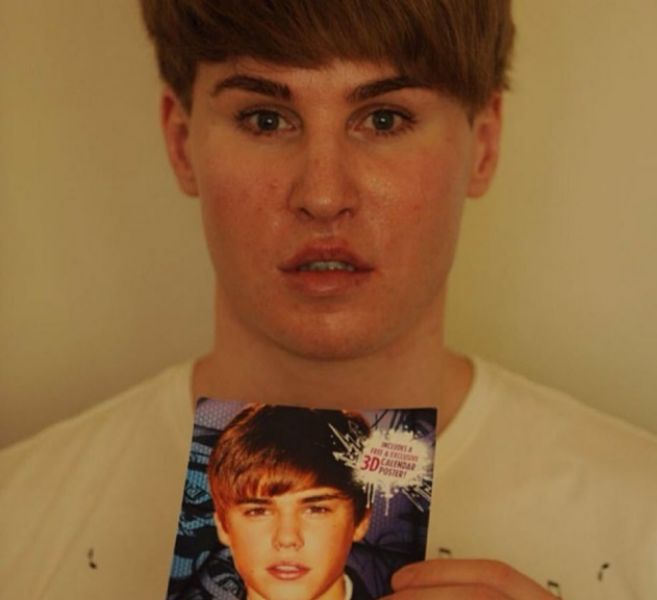 Tobias Sheldon, de 35 años, sujeta una imagen de su ídolo, Justin...