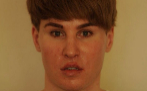 Tobias Sheldon, de 35 aos, sujeta una imagen de su dolo, Justin...