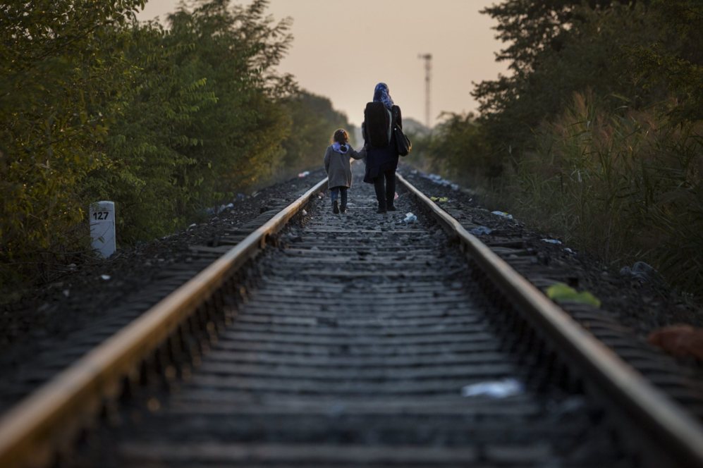 Imagen de una madre y su hija caminando por las vías en Szeged,...