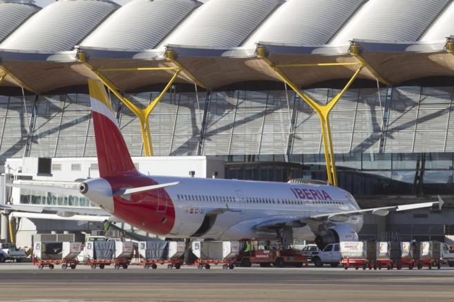 Un Airbus de largo radio de Iberia es preparado para el despegue en la...