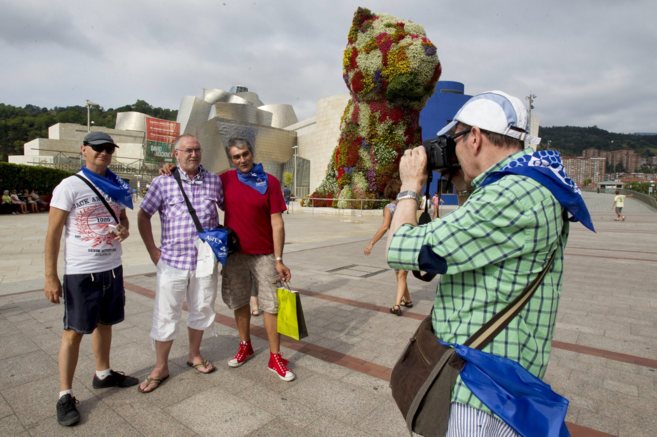 Unos turistas se fotografan ante el Museo Guggenheim.