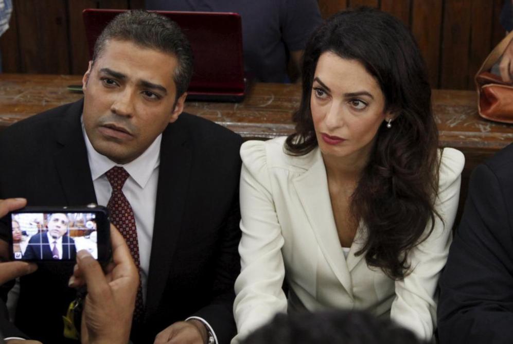 Amal Clooney representa en los tribunales al periodista de Al Yazira,...