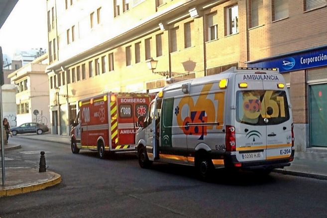 Una ambulancia del 061 presta apoyo a los Bomberos para trasladar a un...