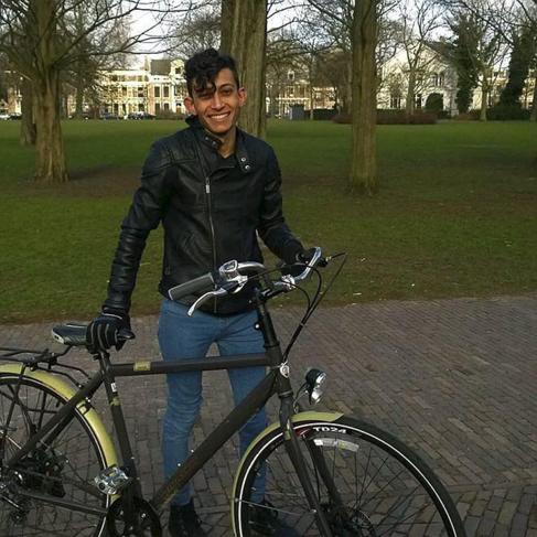 Rami Yusef, con su bicicleta en Amsterdam.