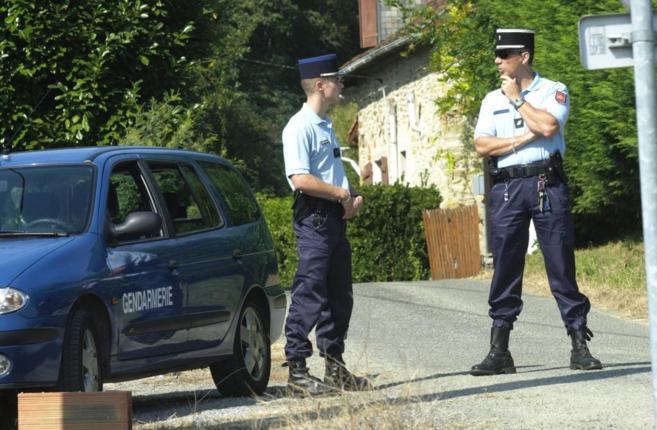 Gendarmes franceses en la localidad de Salis de Bearn, donde en 2004...