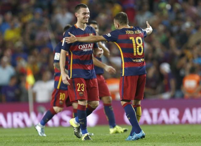 Jordi Alba felicita a Vermaelen tras marcar el gol ante el Mlaga.