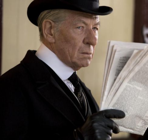 El actor Ian McKellen, caracterizado como Sherlock Holmes.
