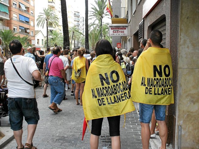 Protesta en la sede de la mancomunidad de la Vall d'Albaida por...