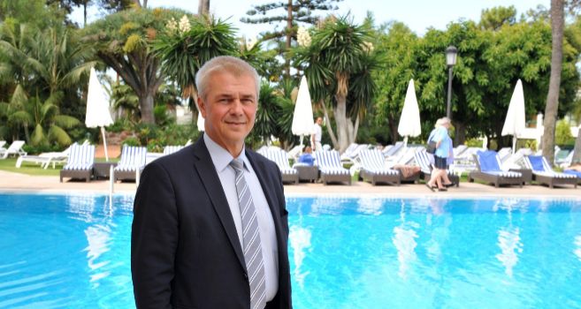 El director de Los Monteros, Fernando Al Farkh, ante la piscina del...