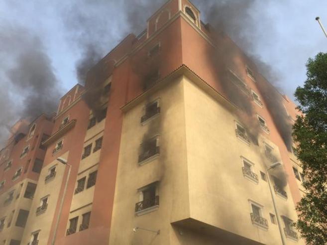 Sale humo de las ventanas del edificio incendiado, en Al Jobar.