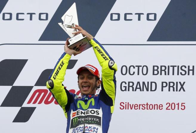 Valentino Rossi celebra su victoria en Silverstone