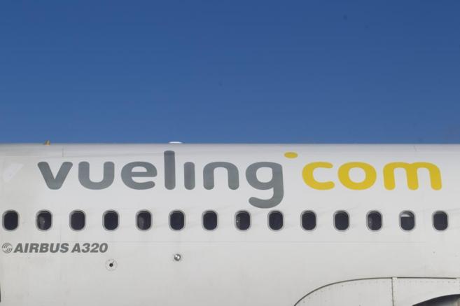 Un avin de Vueling en la terminal T4 del Aeropuerto Adolfo Surez...