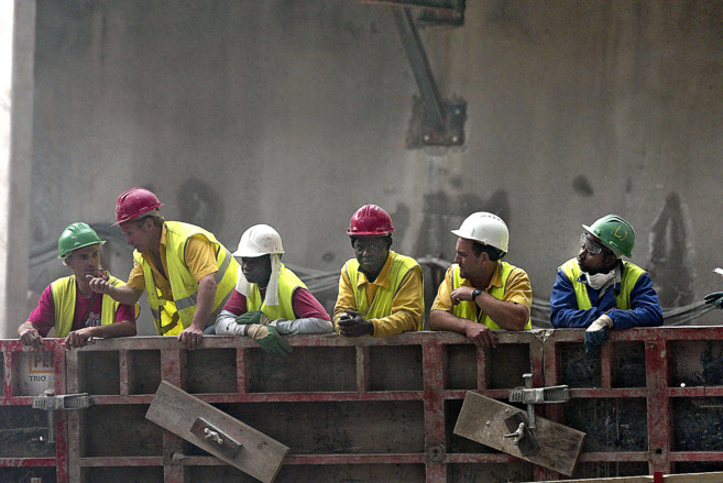 Un grupo de obreros de una obra en la M-30.