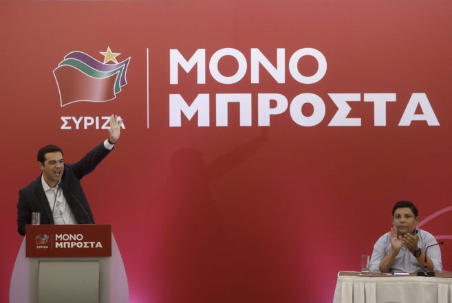 Alexis Tsipras saluda a sus seguidores durante la Conferencia nacional...