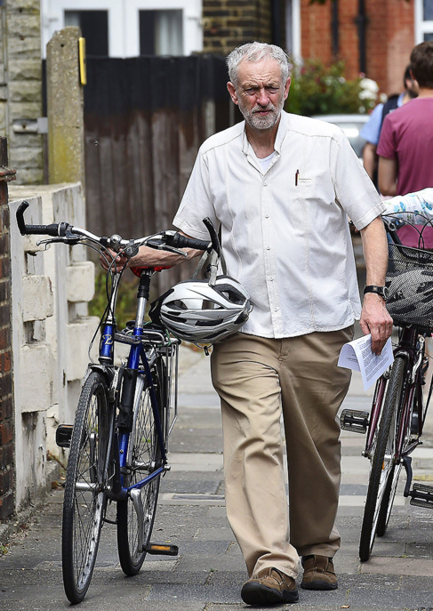 El poltico laborista britnico Jeremy Corbyn, de paseo por Londres.