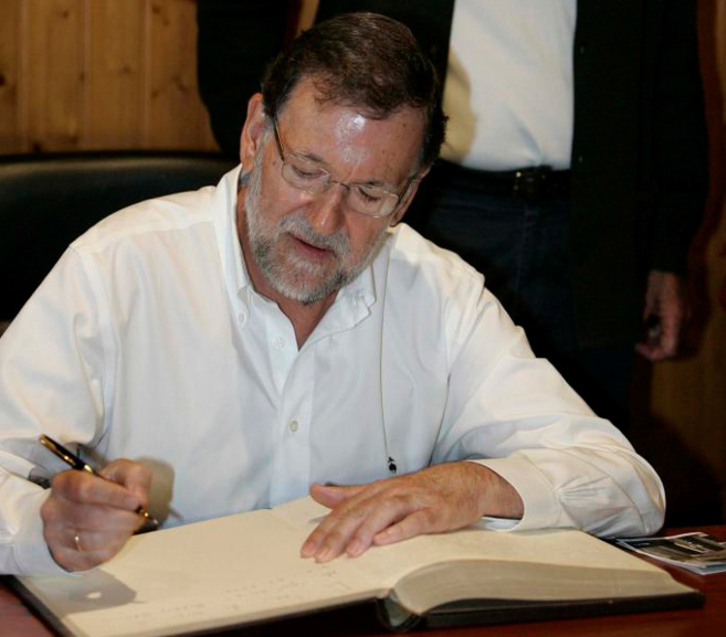 Mariano Rajoy firma en el libro de visitas del Ayuntamiento de...