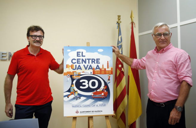 El concejal de Movilidad, Giuseppe Grezzi, y el alcalde de Valencia,...