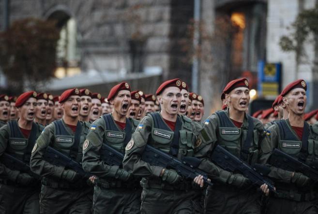 Soldados ucranianos marchan durante el ensayo de un desfile militar en...