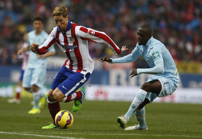Sissoko, peleando con Fernando Torres por una pelota durante un...